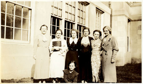 Photograph of Bettie and six other women, presumably her classmates at Simmons. 